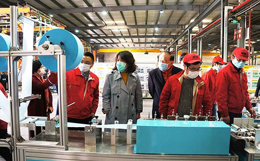 青浦区委副书记杨小菁等向导一行考察CA88全自动口罩生产流水线装备
