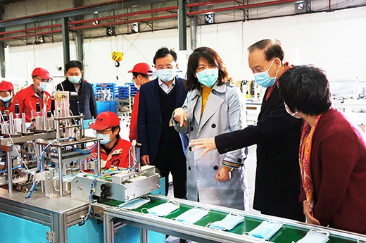 青浦区委副书记杨小菁等向导一行考察CA88全自动口罩生产流水线装备